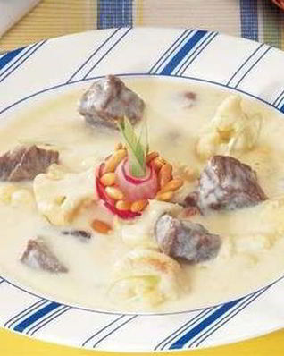 Мясное рагу с цветной капустой в йогуртовом соусе