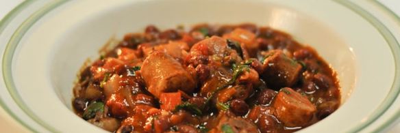 острое рагу из колбасок и овощей