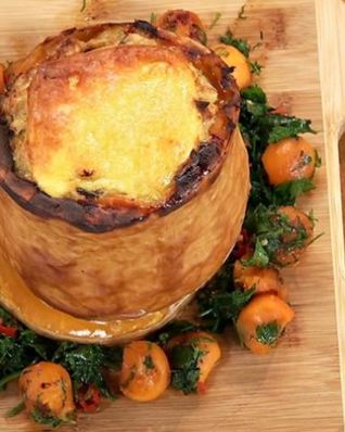 Рагу из гуся, курицы и индейки, запеченное в тыкве с грибами и сыром