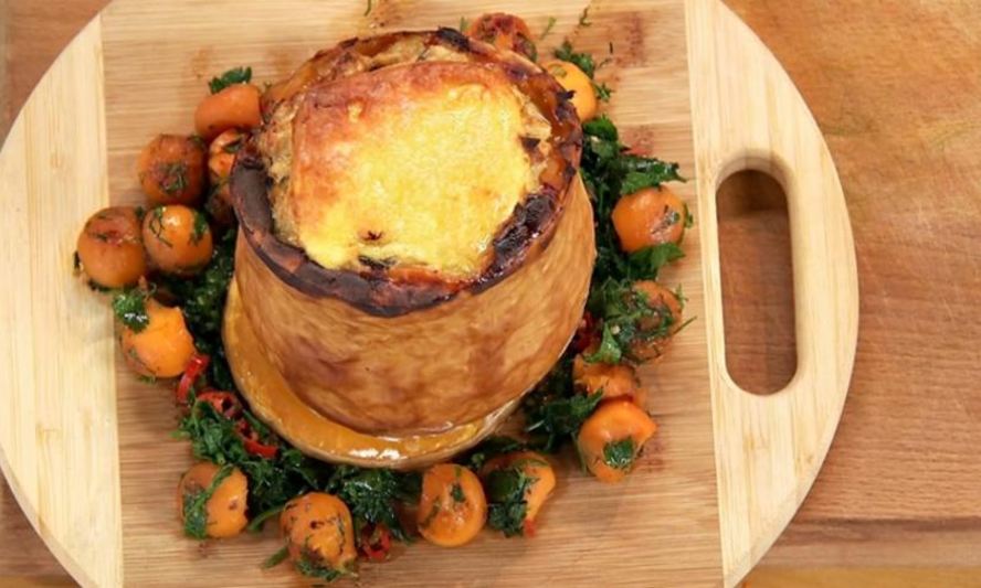 Рецепт рагу из гуся, курицы и индейки, запеченное в тыкве с грибами и сыром