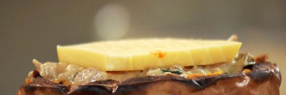 рагу из гуся, курицы и индейки, запеченное в тыкве с грибами и сыром