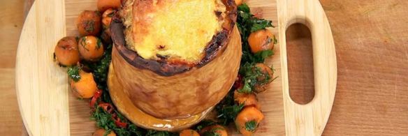 рагу из гуся, курицы и индейки, запеченное в тыкве с грибами и сыром