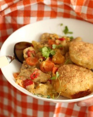 Рагу из курицы с овощами и сырными булочками