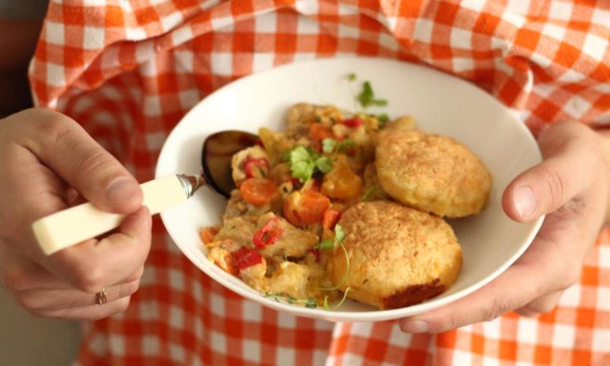 Рецепт рагу из курицы с овощами и сырными булочками