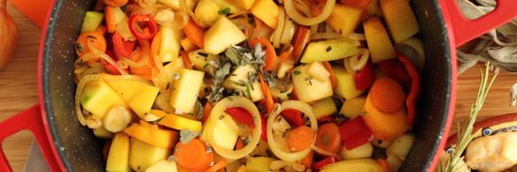 рагу из курицы с овощами и сырными булочками