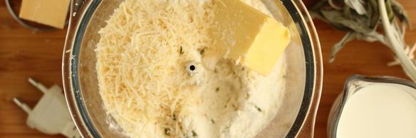 рагу из курицы с овощами и сырными булочками