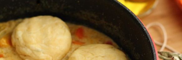 рагу из курицы с овощами и сырными булочками