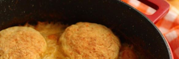 рагу из курицы с овощами и сырными булочками