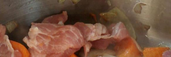 рагу из репы со свининой, яблоками и изюмом