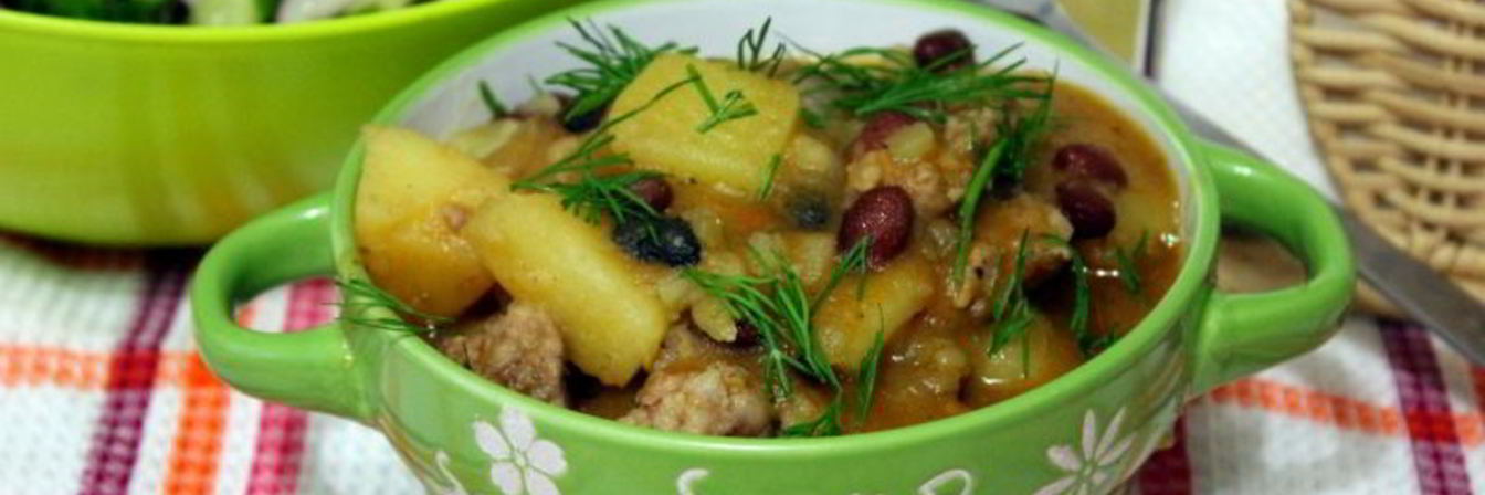 Рагу с домашними колбасками и фасолью