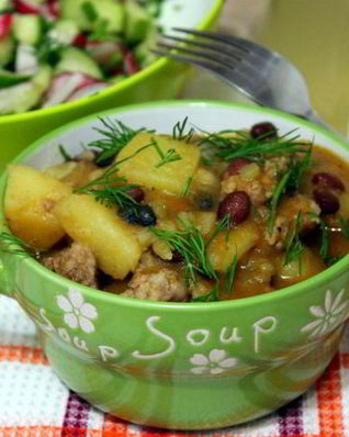 Рагу с домашними колбасками и фасолью