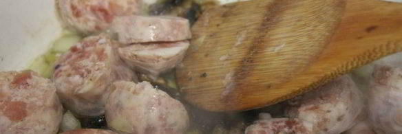 рагу с домашними колбасками и фасолью