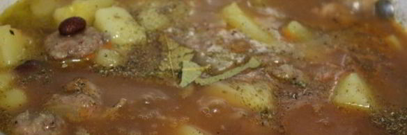 рагу с домашними колбасками и фасолью