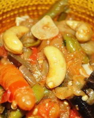 Рагу с кешью и мини-морковью