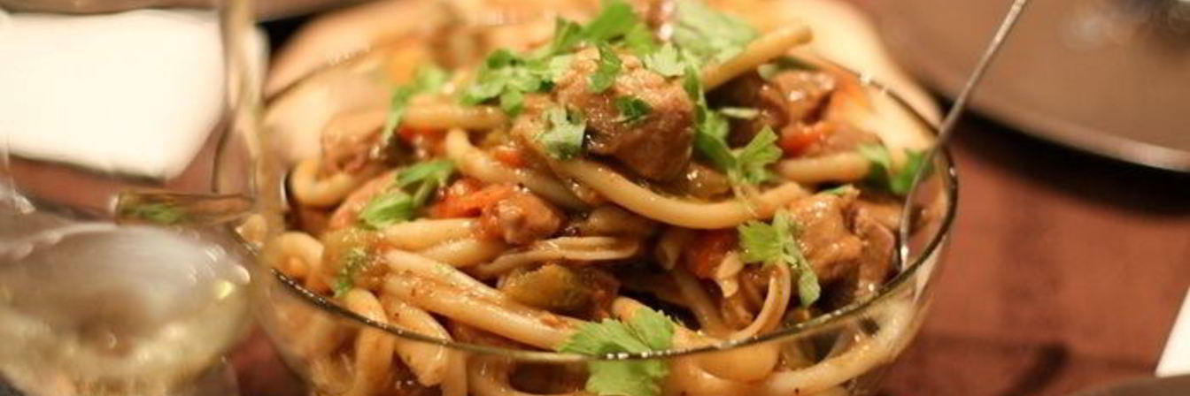 Рагу со свининой, овощами и лапшой