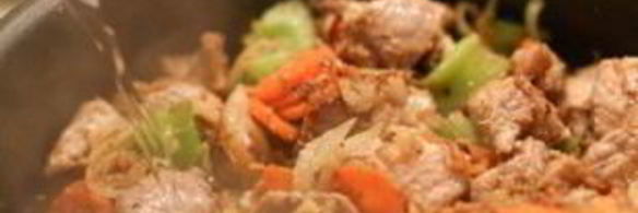 рагу со свининой, овощами и лапшой