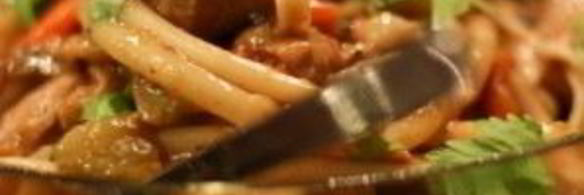 рагу со свининой, овощами и лапшой