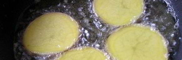 жареный картофель с овощным рагу и чесноком