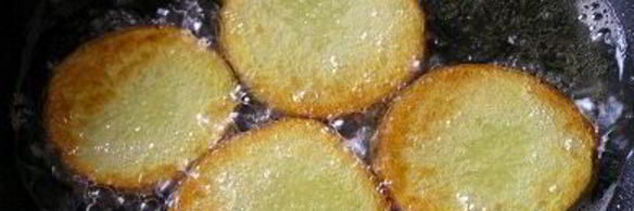 жареный картофель с овощным рагу и чесноком