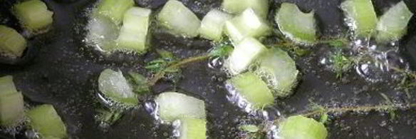 жареный картофель с овощным рагу и чесноком