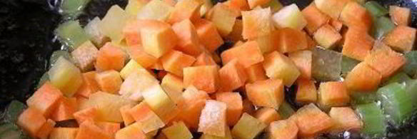 жареный картофель с овощным рагу и чесноком