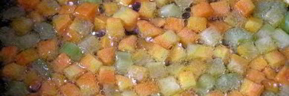 жареный картофель с овощным рагу и чесноком