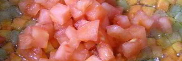 жареный картофель с овощным рагу и чесноком