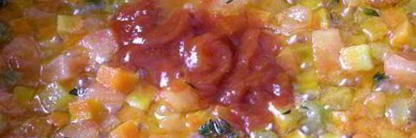 жареный картофель с овощным рагу и чесноком