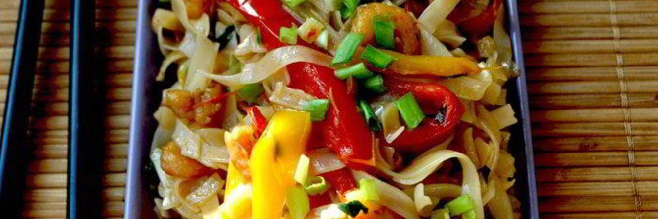 Рисовая лапша с креветками и овощами