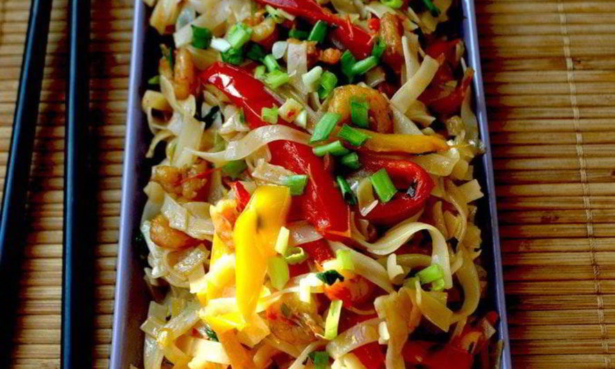 Рецепт рисовой лапши с креветками и овощами