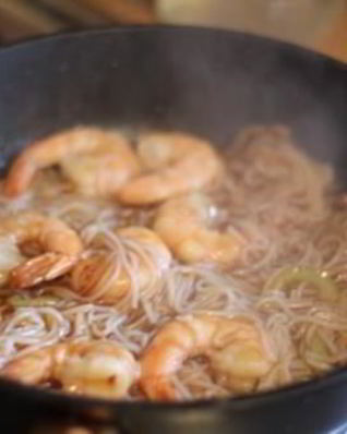 Рисовая лапша с креветками в соусе Терияки