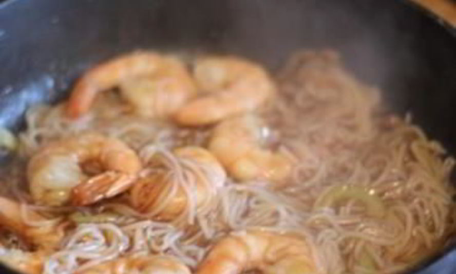 Рецепт рисовой лапши с креветками в соусе терияки