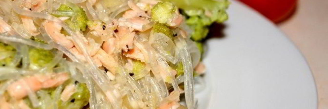 Рисовая лапша с лососем и брокколи