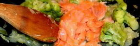 рисовая лапша с лососем и брокколи