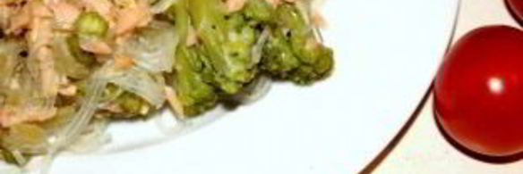 рисовая лапша с лососем и брокколи