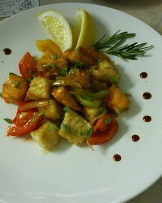 Филе жареного лосося и судака с овощами под пикантным соусом