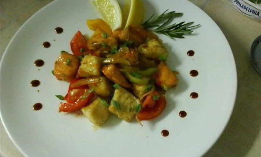 Рецепт филе жареного лосося и судака с овощами под пикантным соусом