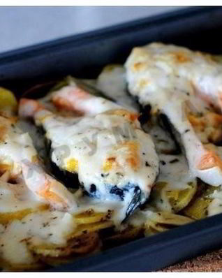 Форель на картофельной подушке под чесночным соусом