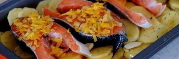 форель на картофельной подушке под чесночным соусом