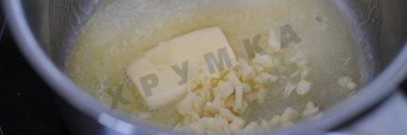 форель на картофельной подушке под чесночным соусом