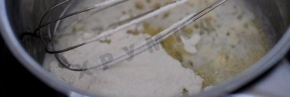 форель на картофельной подушке под чесночным соусом