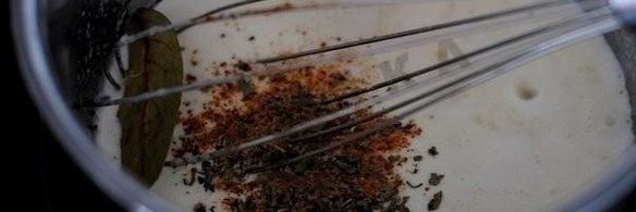 форель на картофельной подушке под чесночным соусом