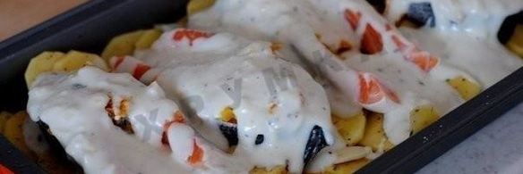 форель на картофельной подушке под чесночным соусом