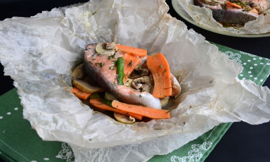 Рецепт форели в пергаменте с грибами и морковью
