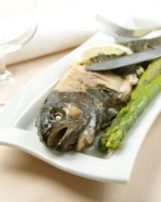 Форель, запеченная в газете, с самым быстрым голландским соусом