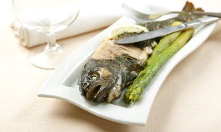 Рецепт форели, запеченной в газете, с самым быстрым голландским соусом