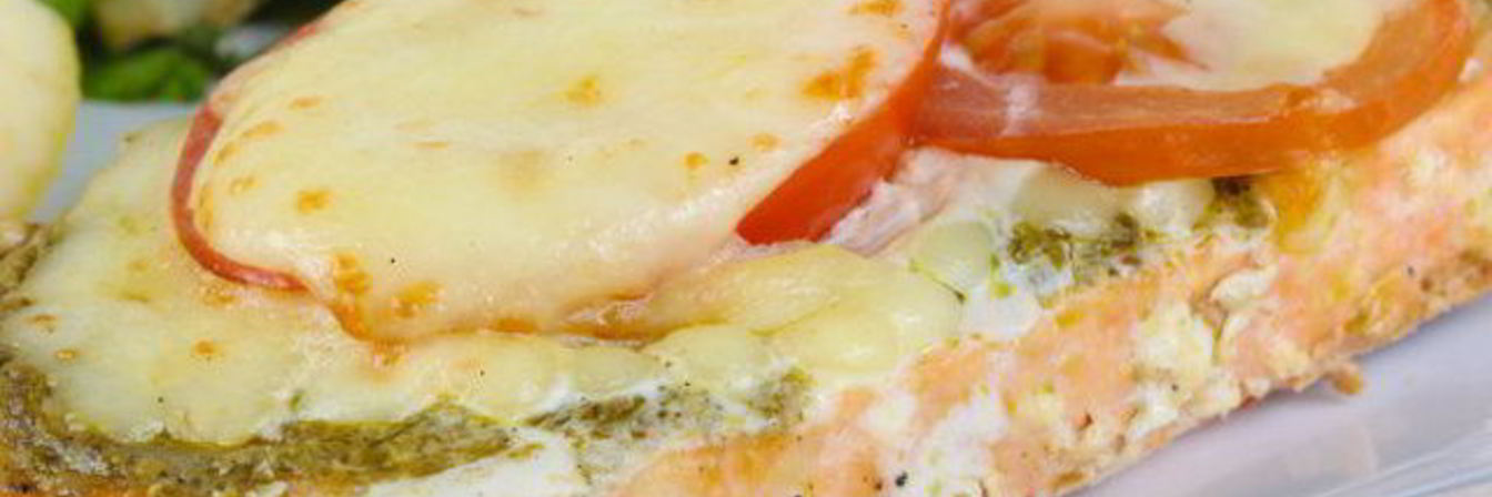 Горбуша с томатами и сыром