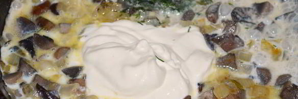горбуша, запеченная в сметанно-грибном соусе