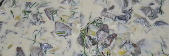 горбуша, запеченная в сметанно-грибном соусе