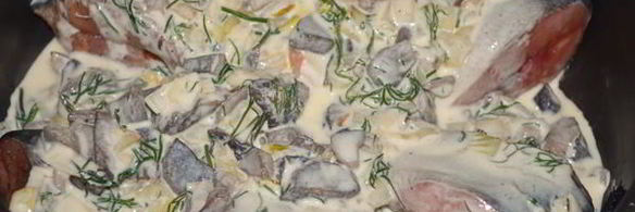 горбуша, запеченная в сметанно-грибном соусе